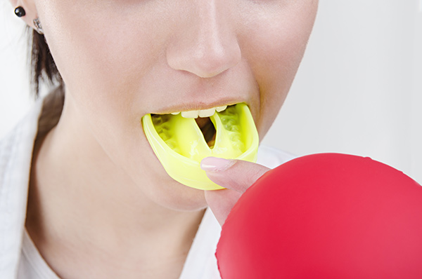 Mouth guard types | Woman boxer using a mouth guard.